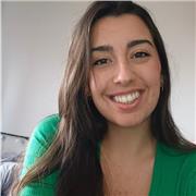 Profesora imparte clases a niños y niñas hasta los 14 años de edad